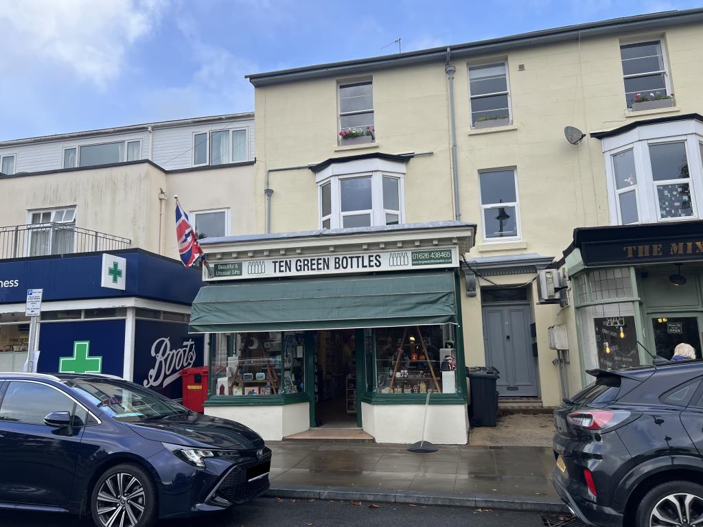 Lot: 27 - COMMERCIAL INVESTMENT - General view of the front of the property